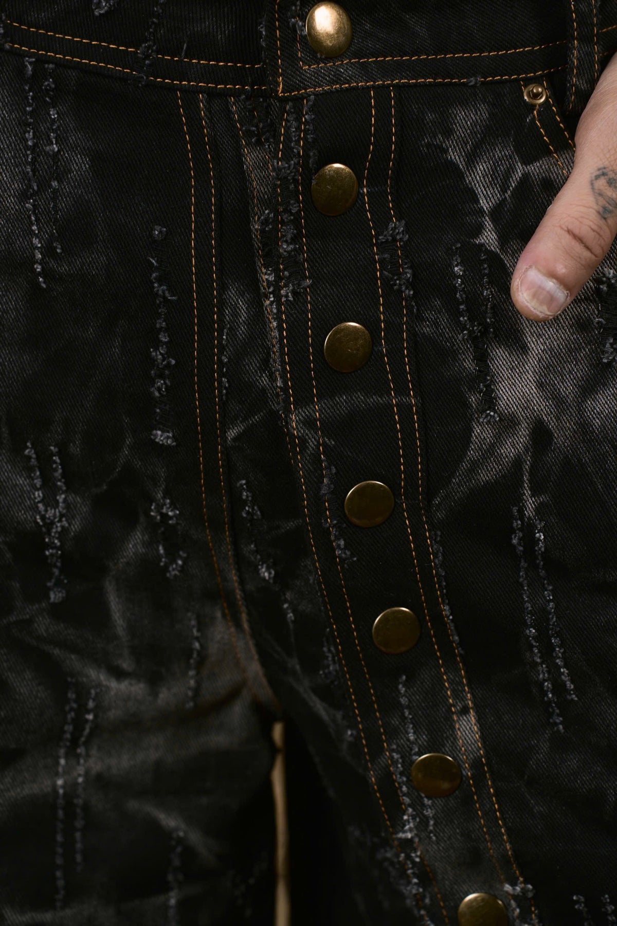 BLACK STRAY JEANS