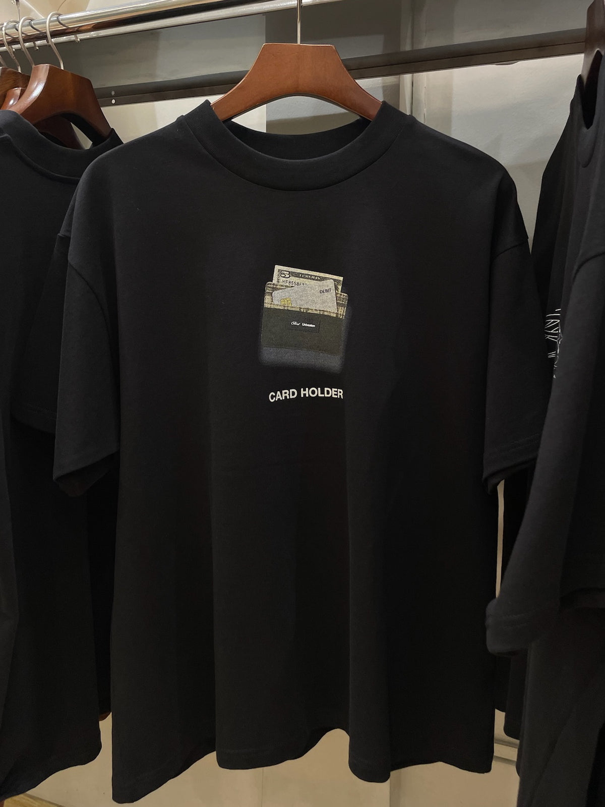 BLACK CARD HOLDER T-SHIRT
