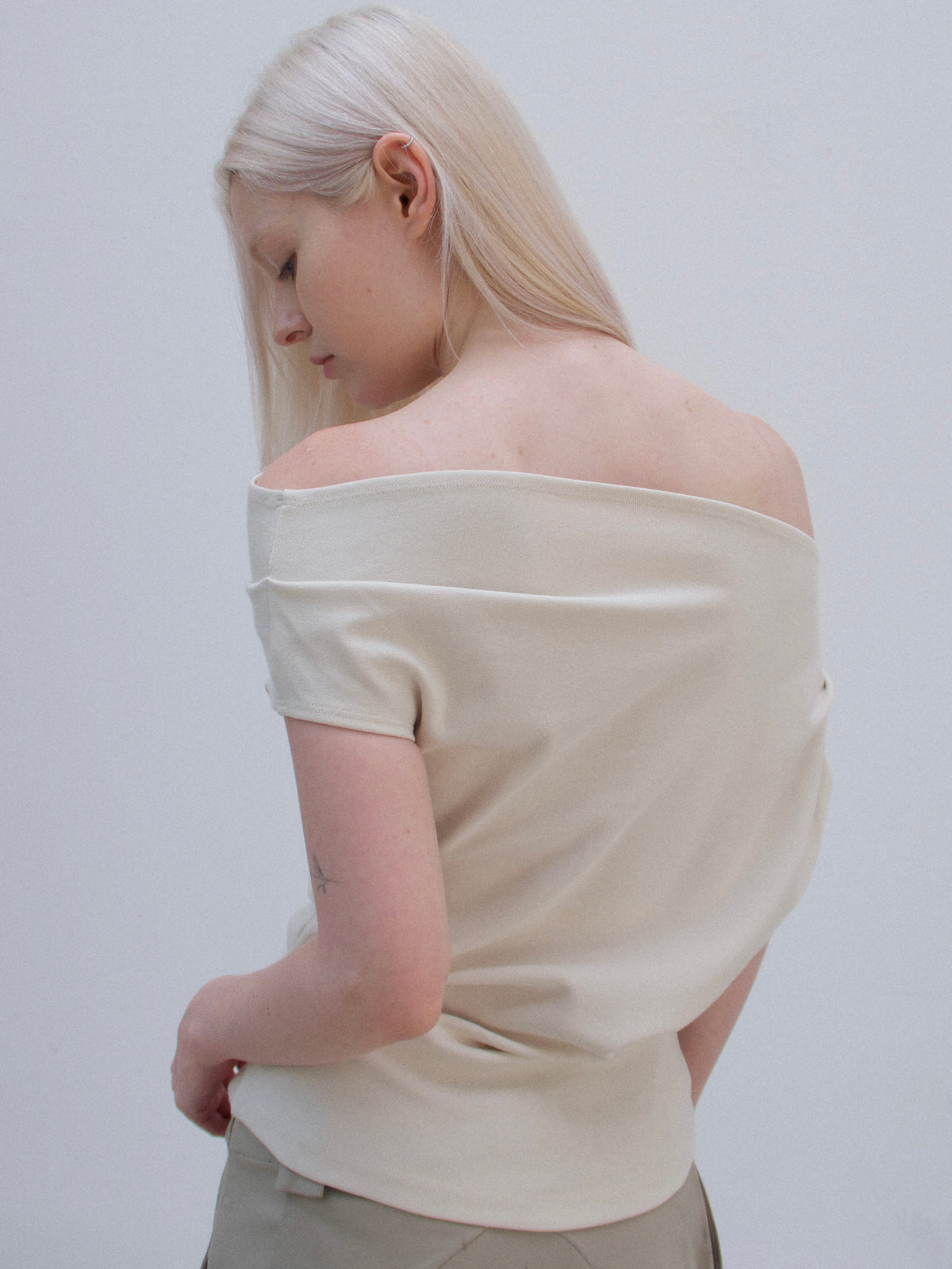 TOP:03 - HORSE TEE - BEIGE
