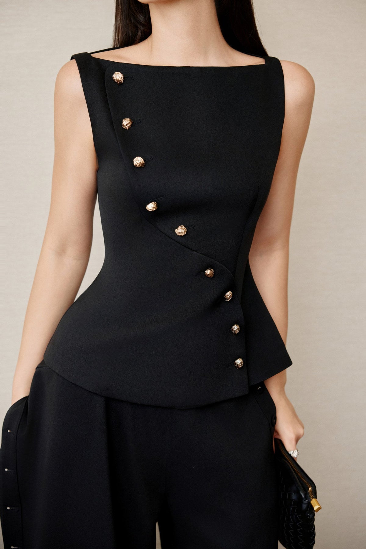 BLACK ECCENTRIC BUTTONS TOP