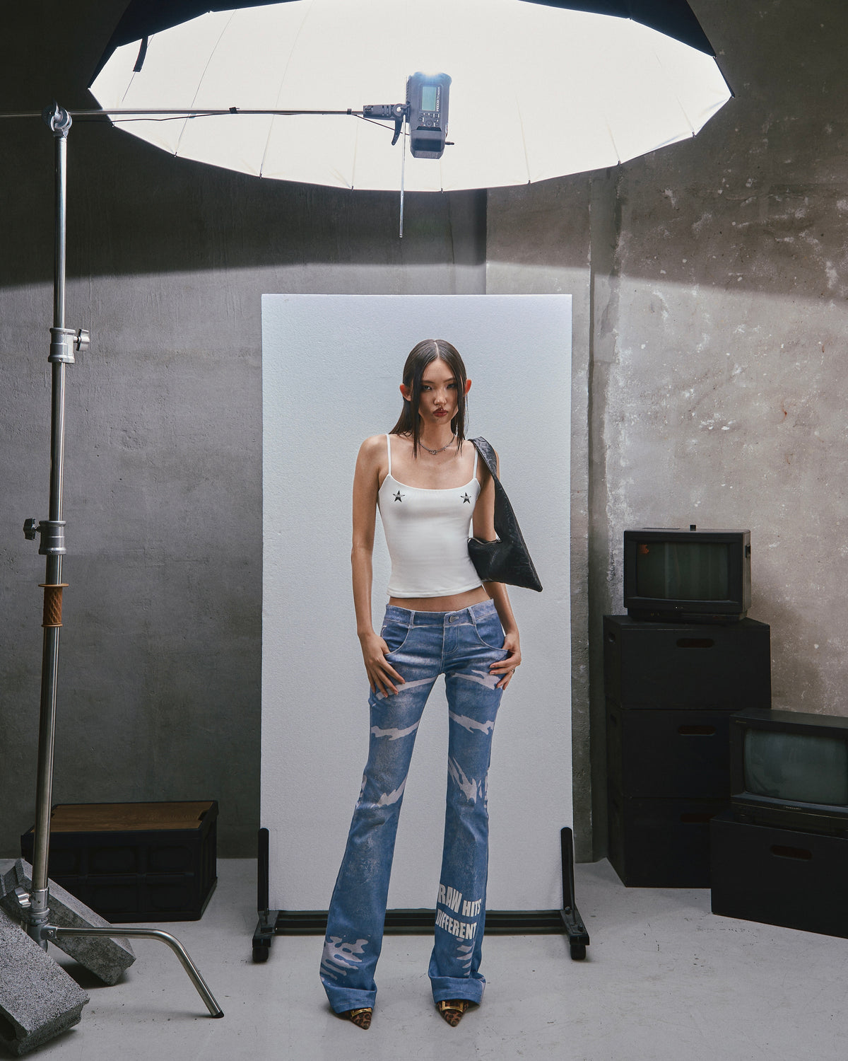 RAW LOW WAIST PRINTED FLARED JEANS - GRADIENT BLUE