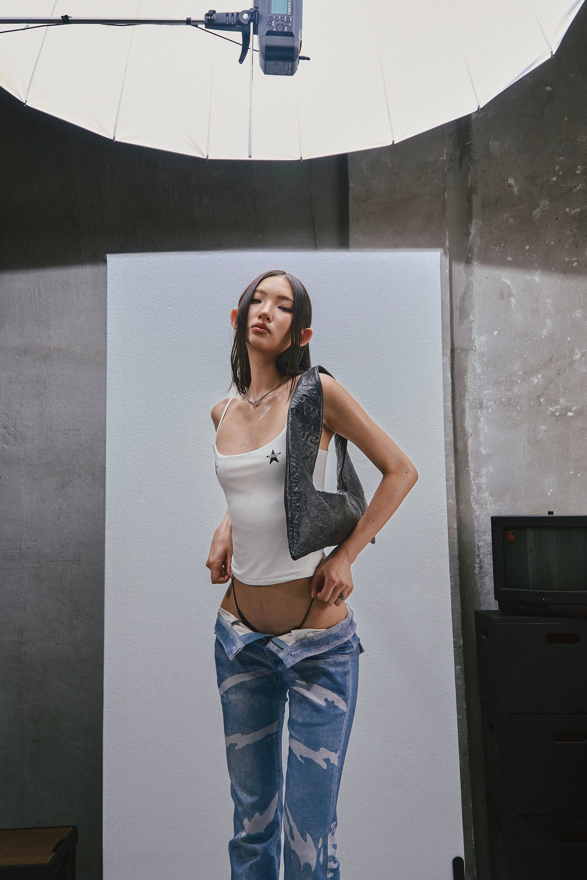 RAW LOW WAIST PRINTED FLARED JEANS - GRADIENT BLUE