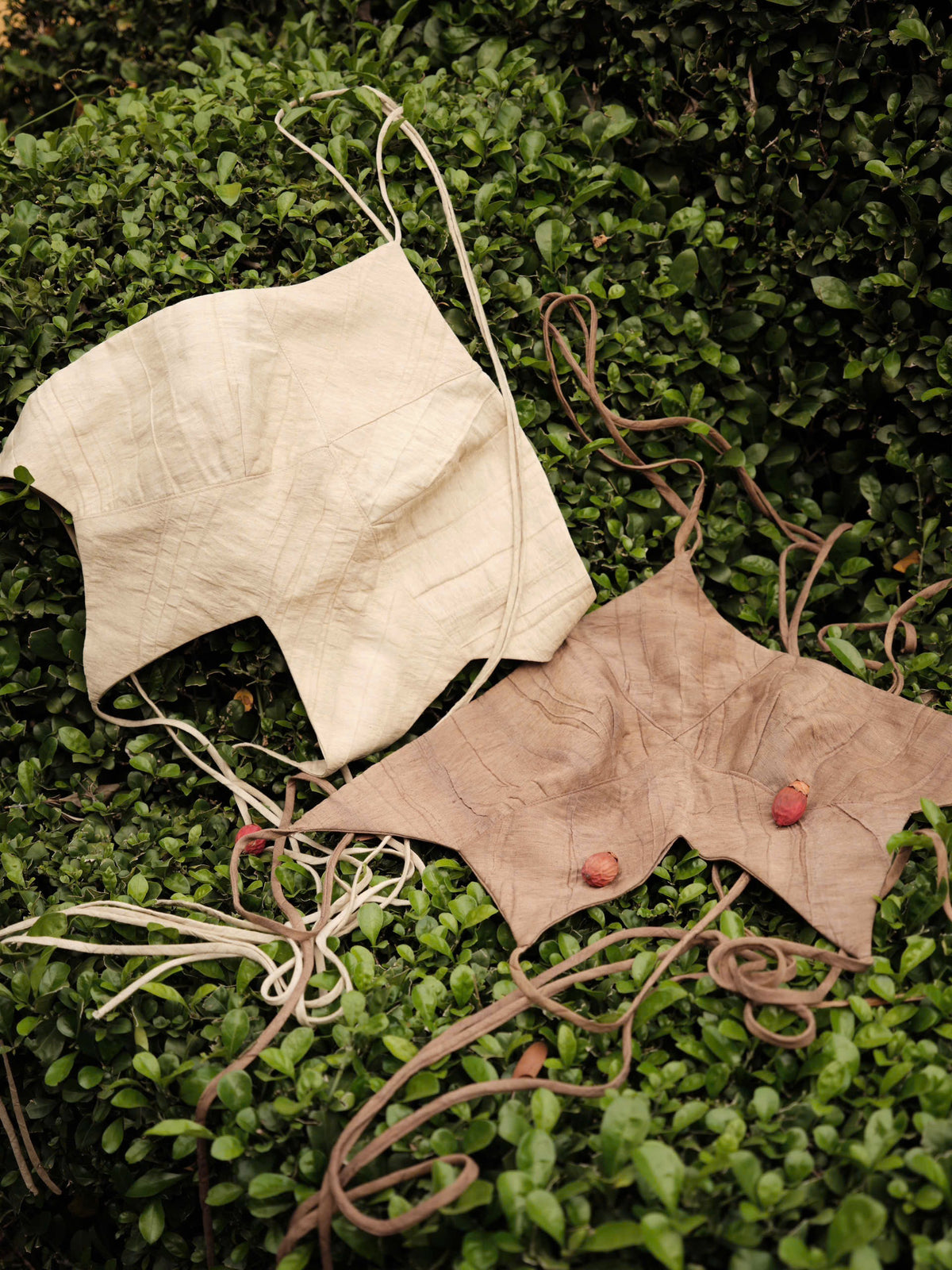  BROWN DÂN CA LINEN HALTER TOP