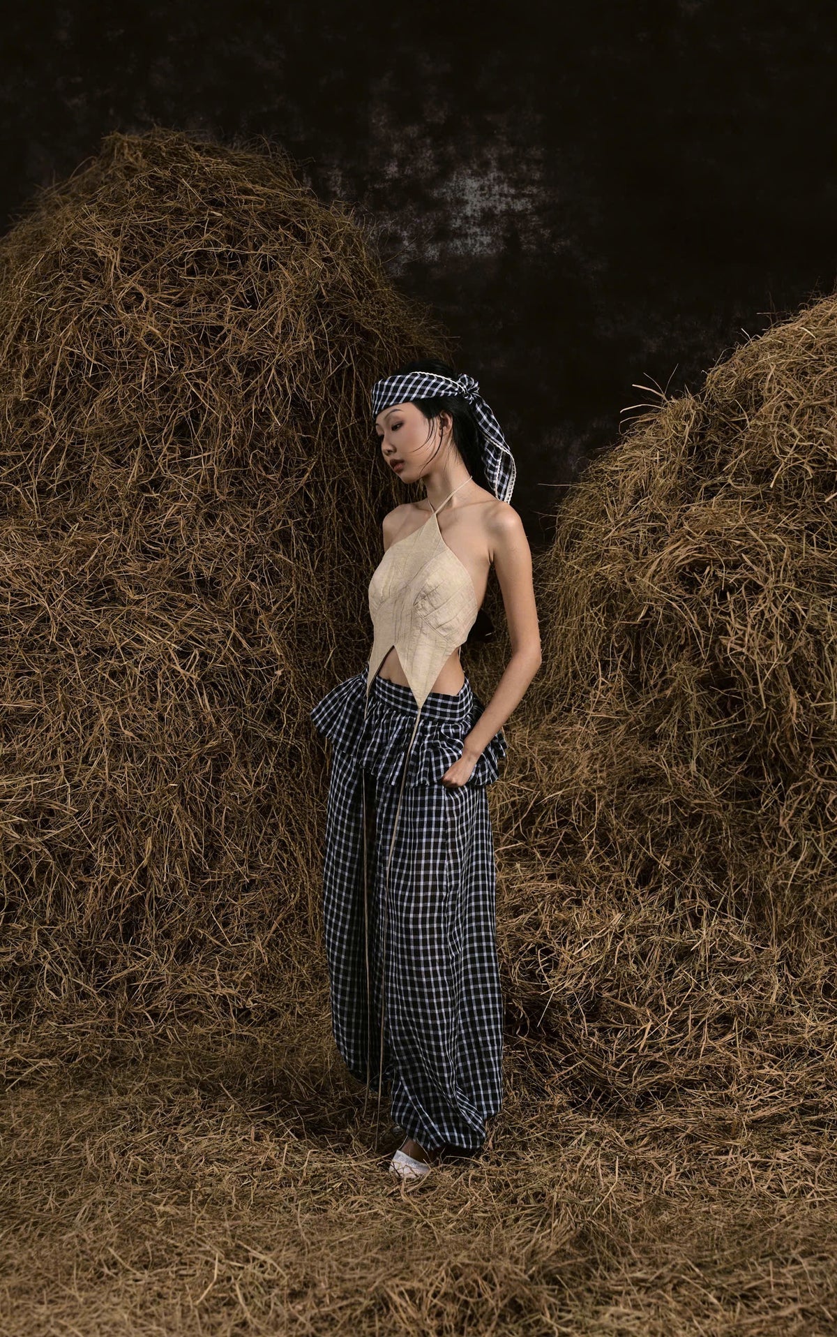 BEIGE DÂN CA LINEN HALTER TOP