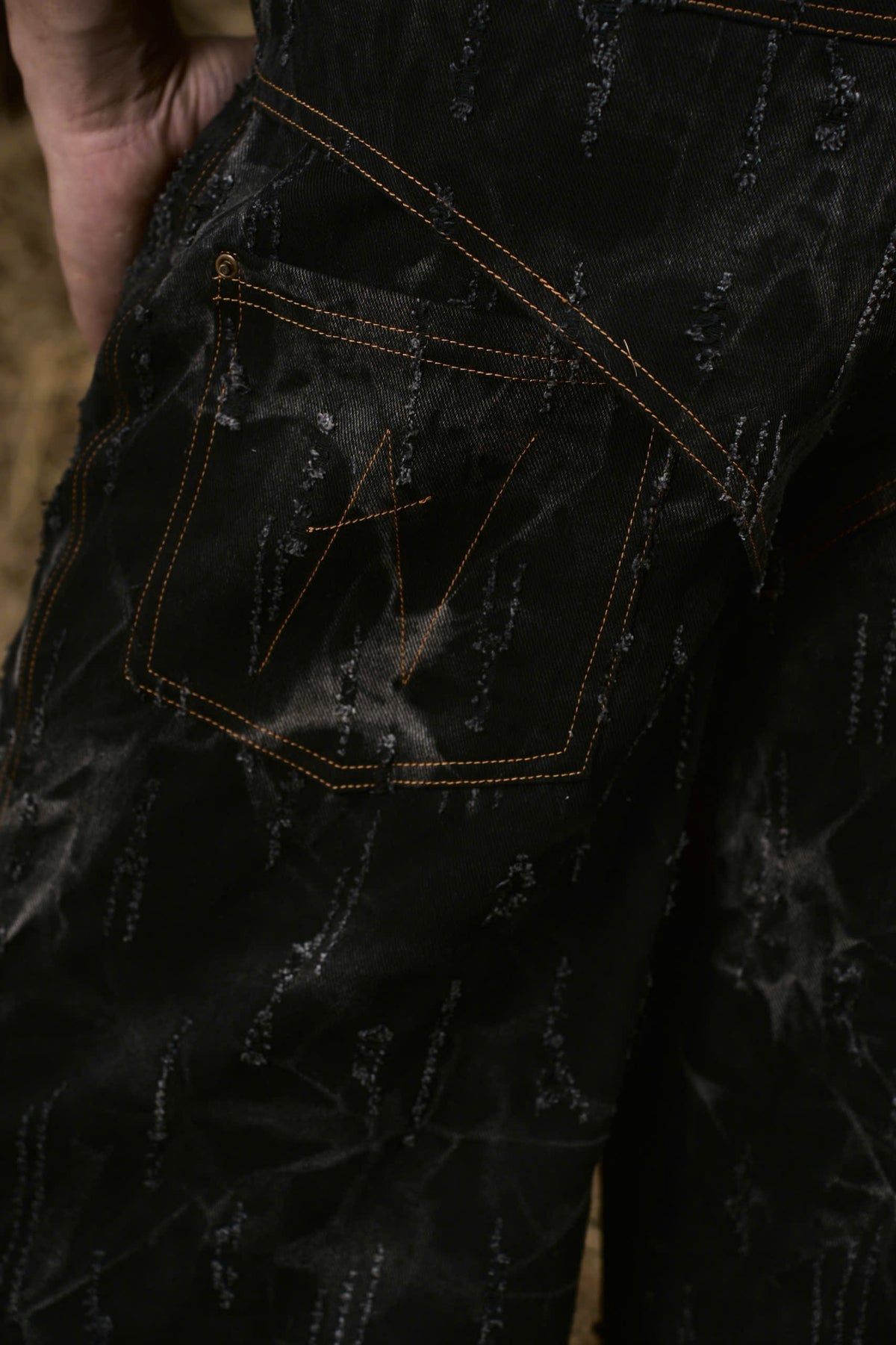 BLACK STRAY JEANS