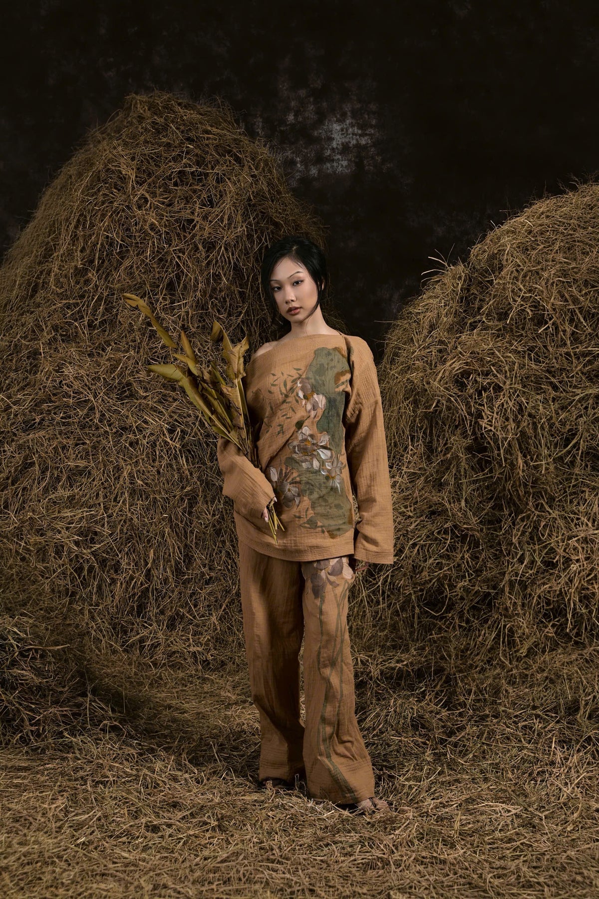 BROWN ĐÔN HẬU MUSLIN HAND-PAINTED BLOUSE