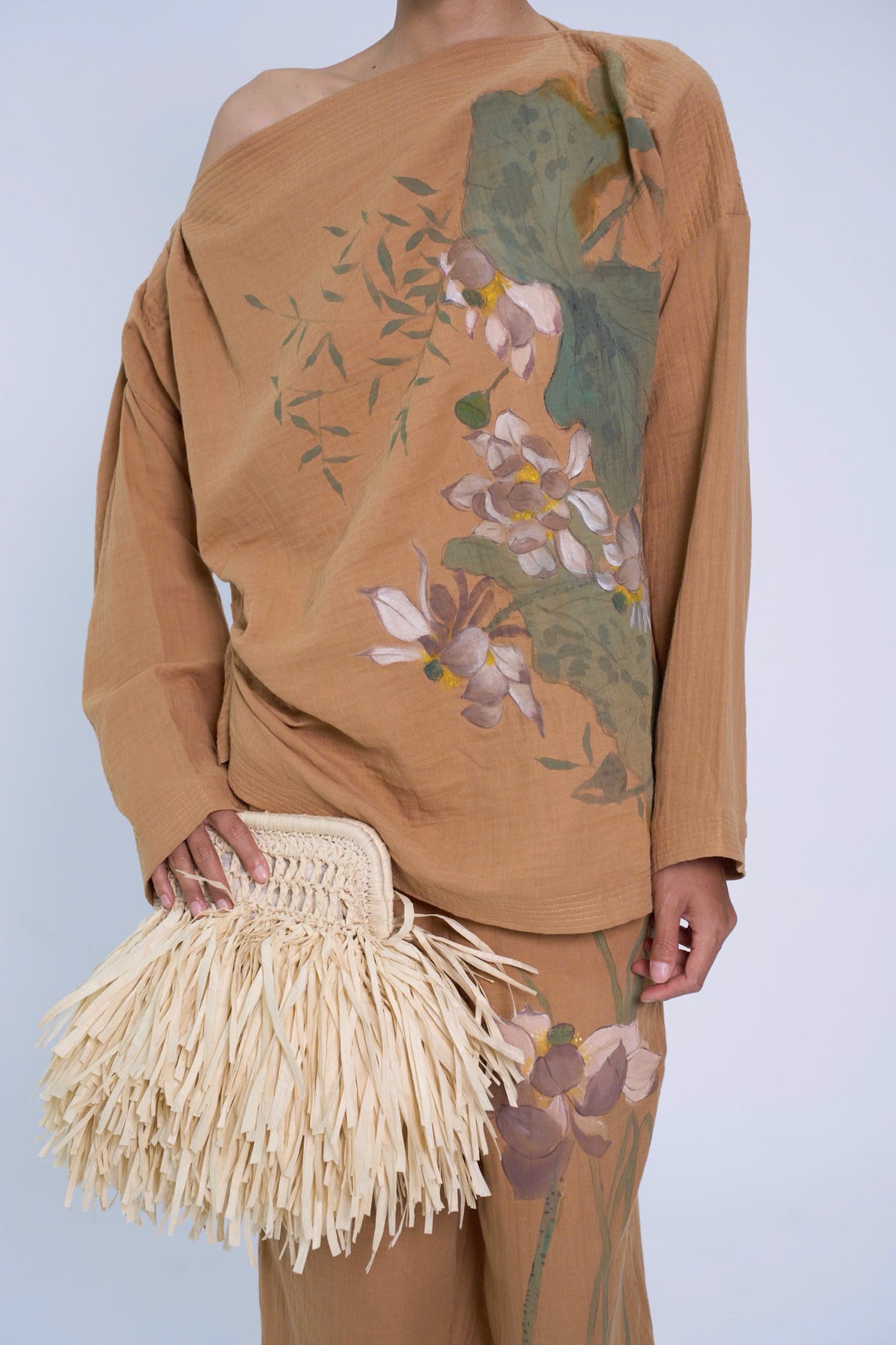 BROWN ĐÔN HẬU MUSLIN HAND-PAINTED BLOUSE