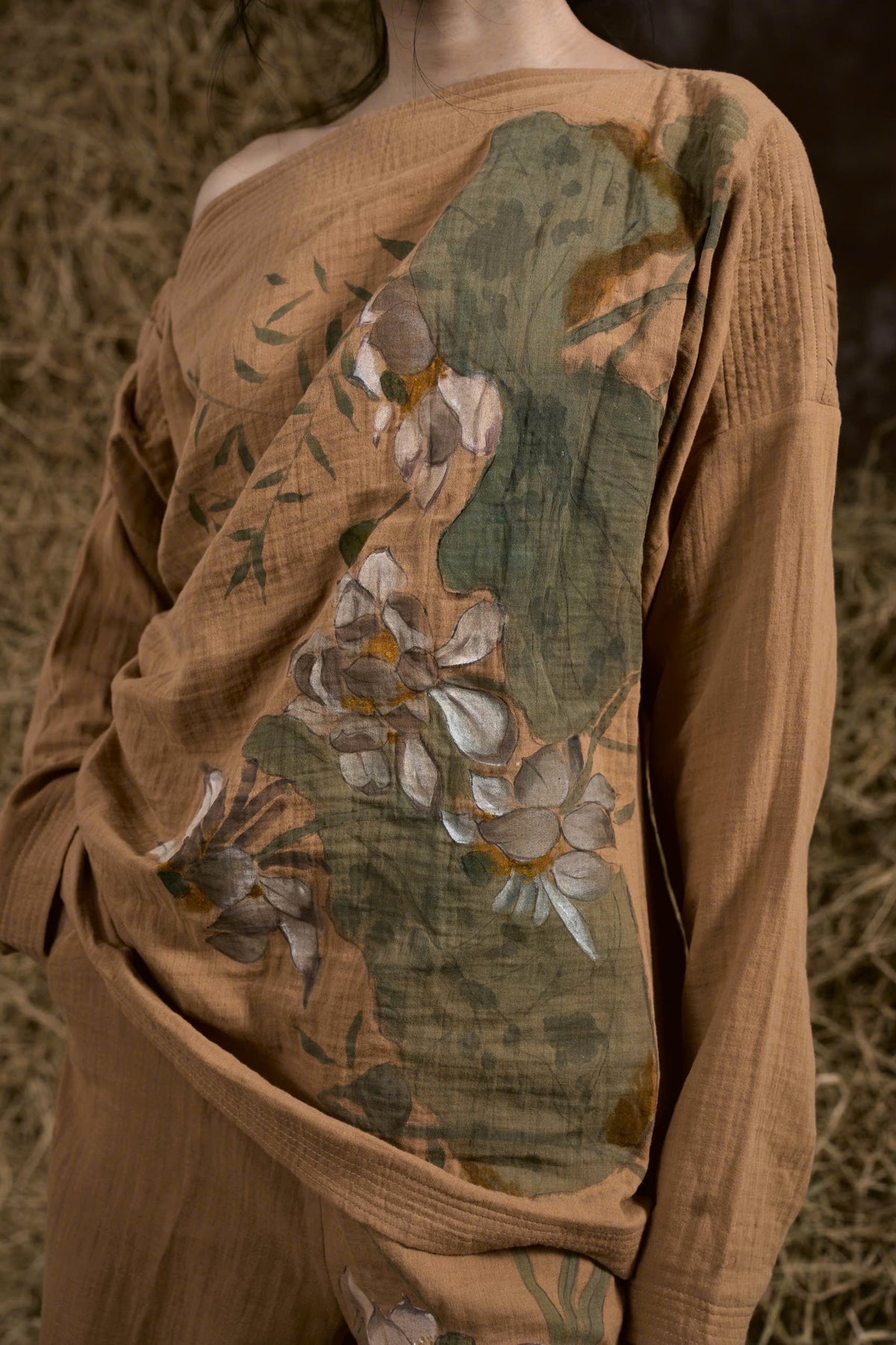BROWN ĐÔN HẬU MUSLIN HAND-PAINTED BLOUSE