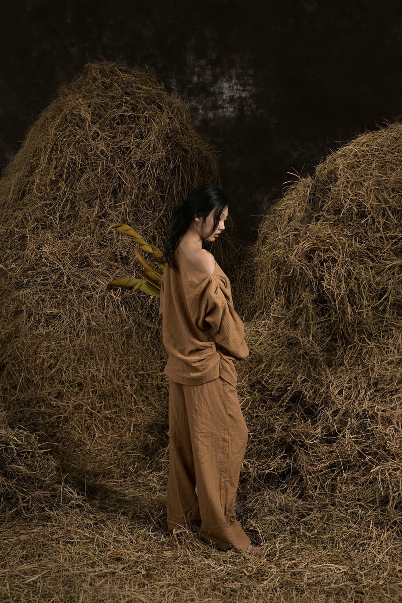BROWN ĐÔN HẬU MUSLIN HAND-PAINTED BLOUSE