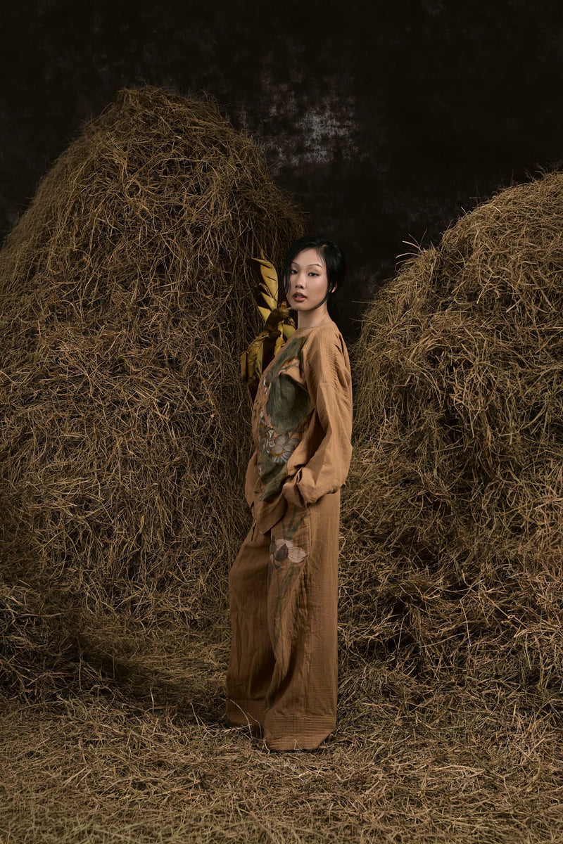 BROWN ĐÔN HẬU MUSLIN HAND-PAINTED BLOUSE