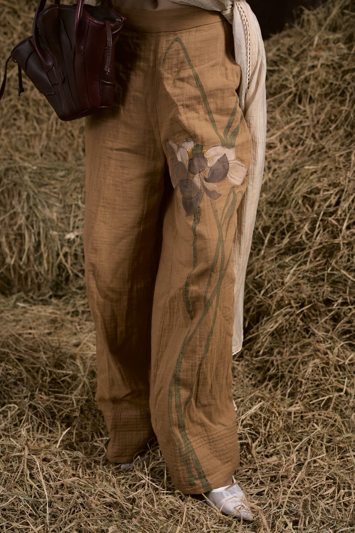 BROWN HIỀN HOÀ MUSLIN HAND-PAINTED PANTS