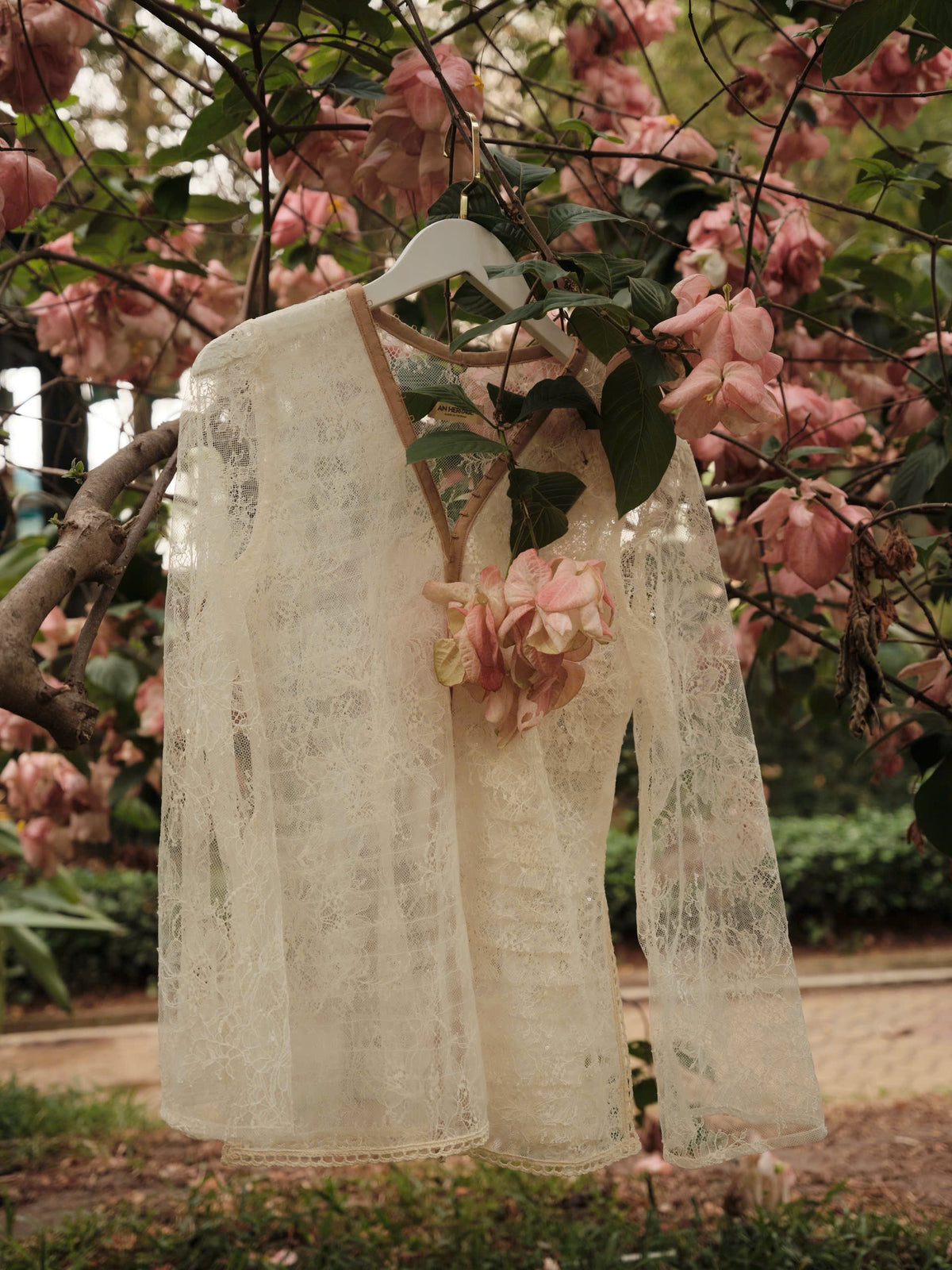 NÀNG NHEN LACE RUFFLED SOUTH VIETNAMMESE PAJAMA