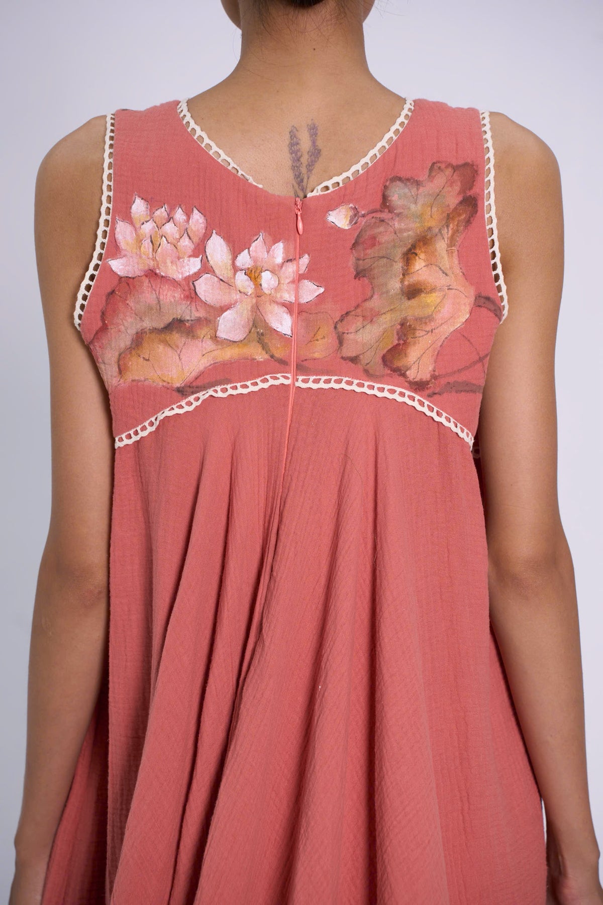 SALMON BẠT NGÀN MUSLIN HAND-PAINTED GOWN