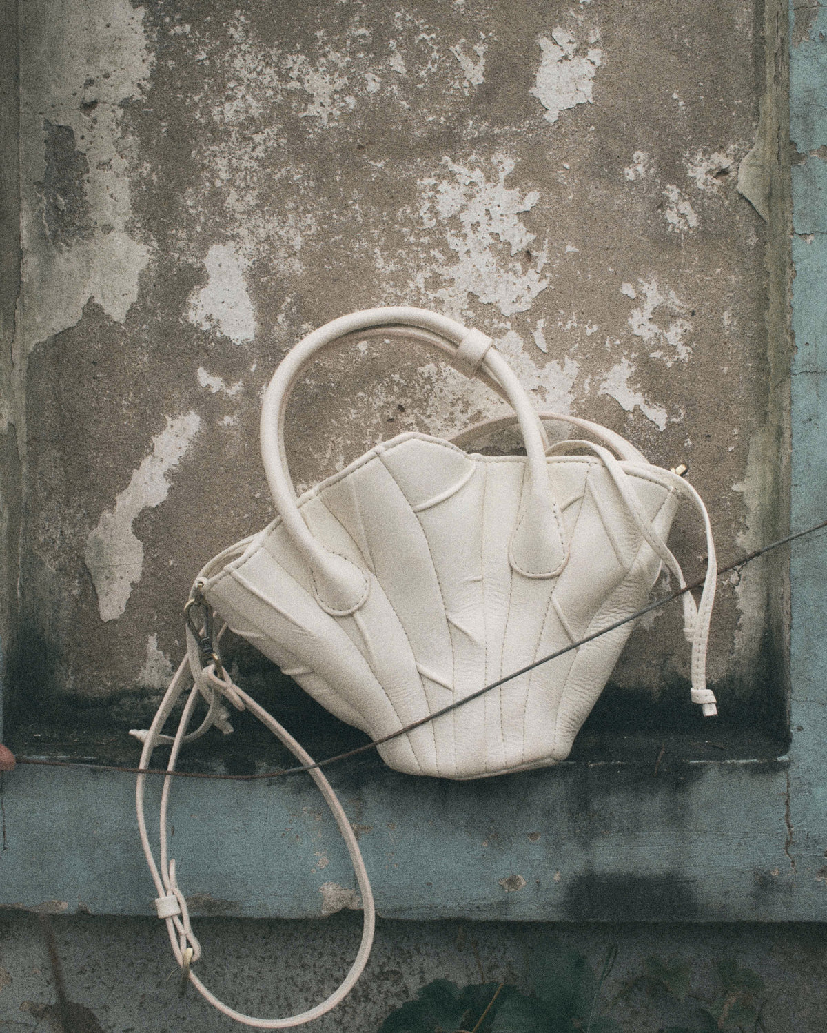 WHITE DRIED LOTUS LEAVES LEATHER BAG - PM