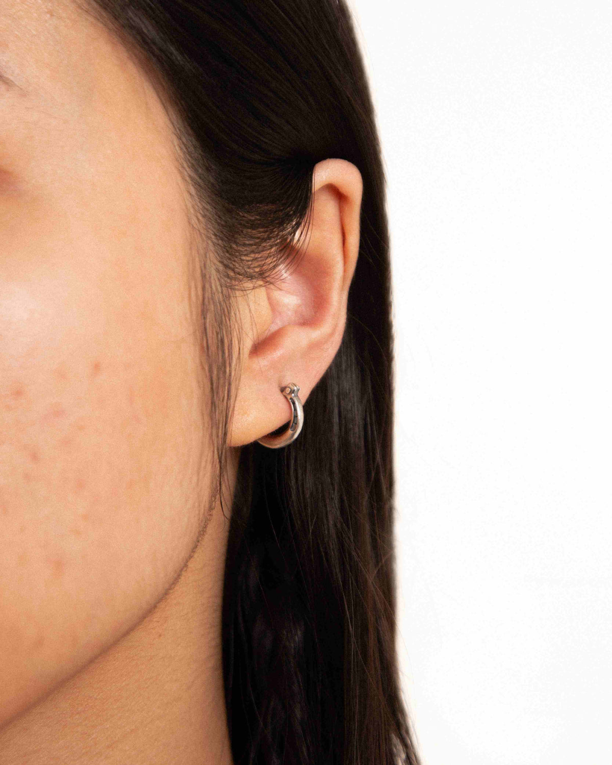  HORSESHOE EARRING
