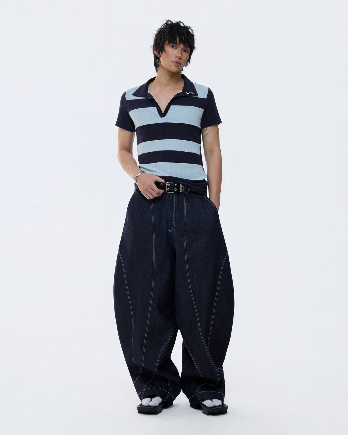 STRIPE NAVY HUG SHIRT