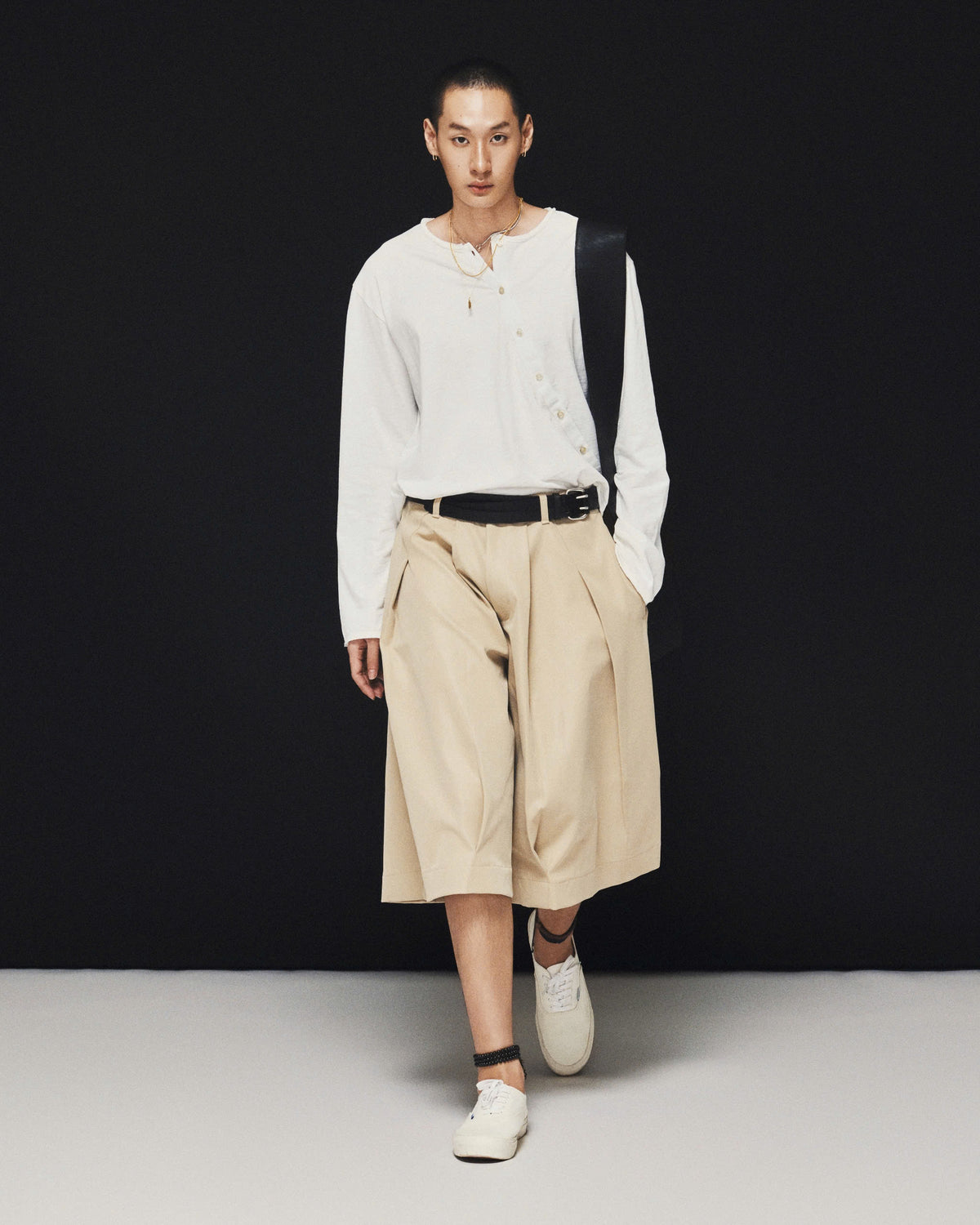 WHITE OBLIQUE BUTTON TOP