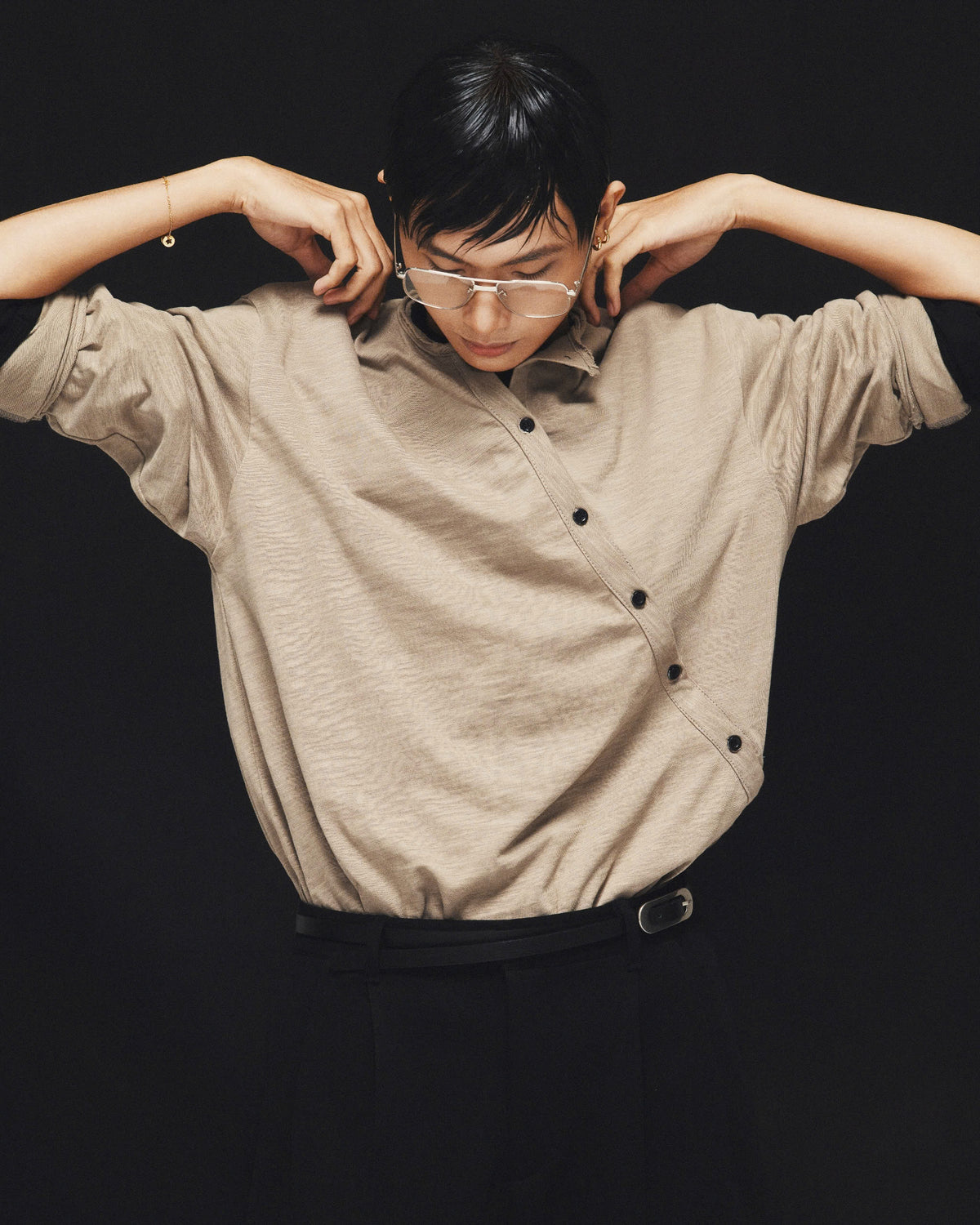 MOSS GREY OBLIQUE BUTTON TOP