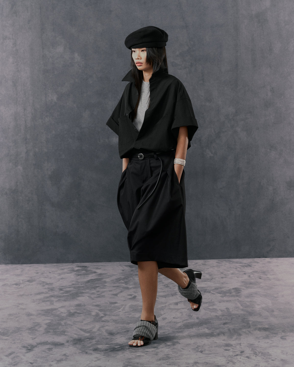 BLACK EASE PLEAT SHORTS