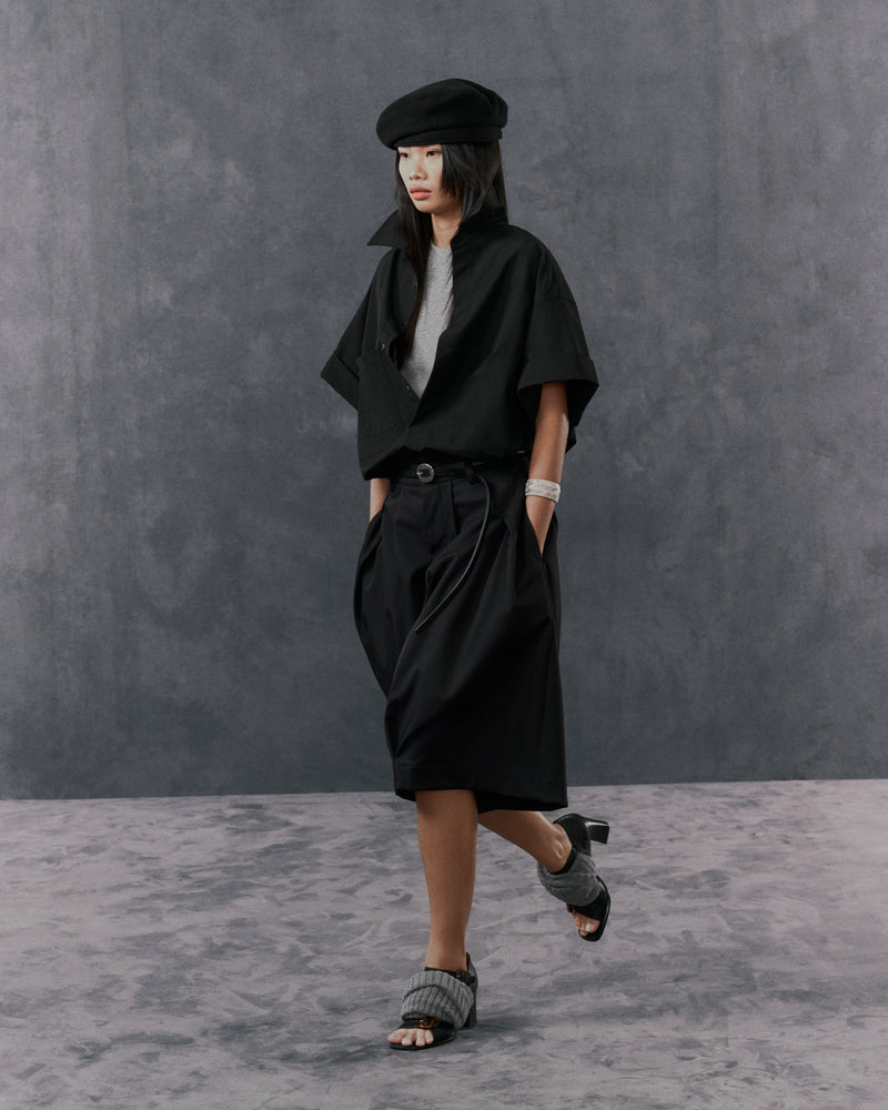 BLACK EASE PLEAT SHORTS