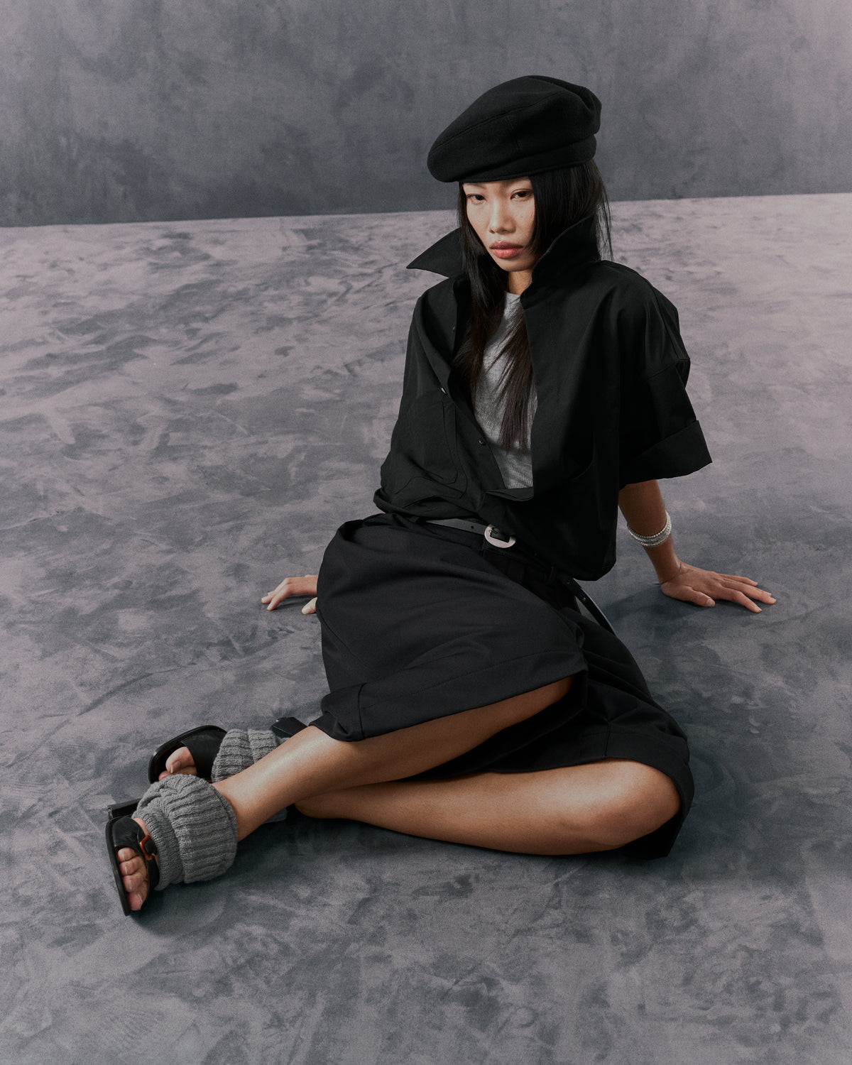 BLACK EASE PLEAT SHORTS