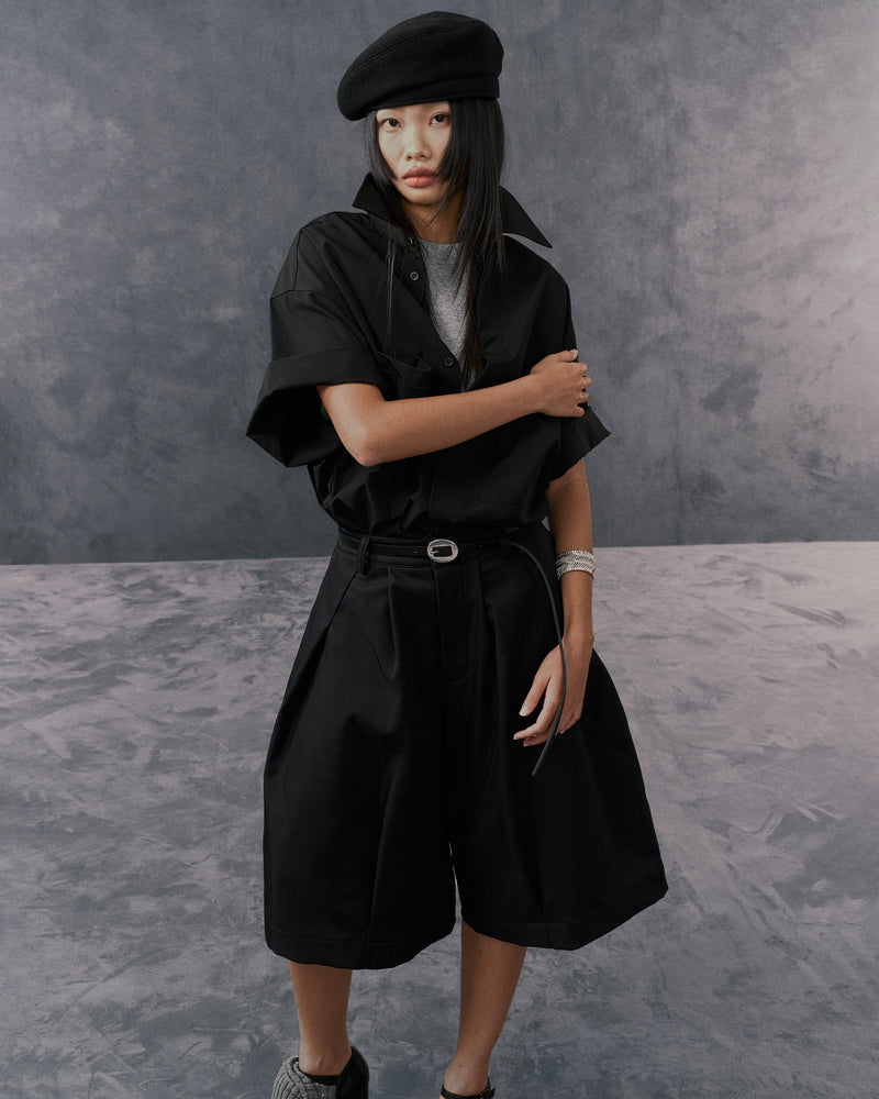 BLACK EASE PLEAT SHORTS
