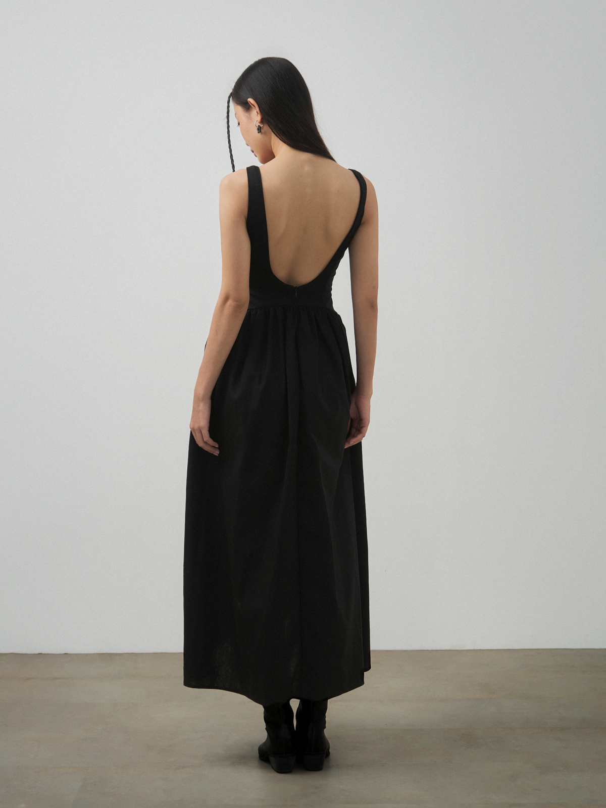 CURVED BACKLESS DRESS