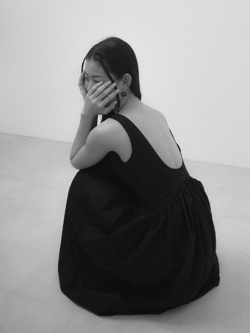 CURVED BACKLESS DRESS