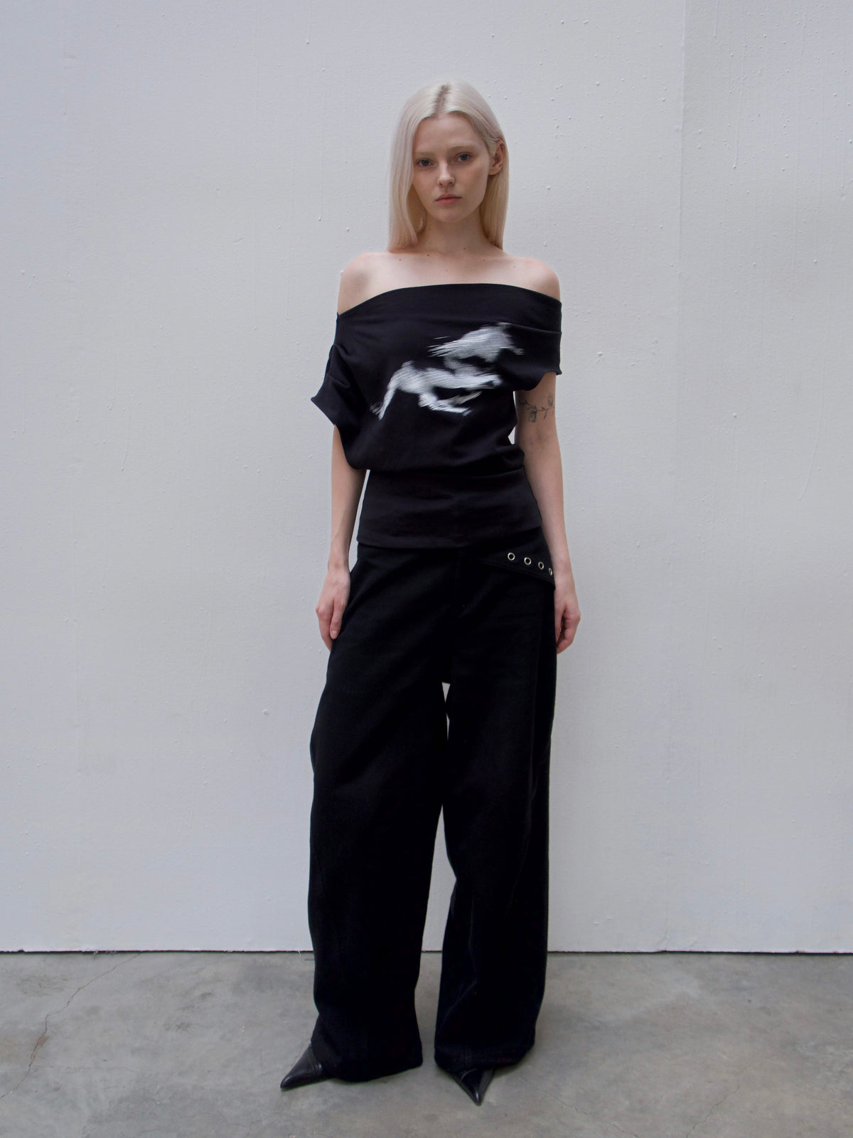 TOP:03 - HORSE TEE - BLACK