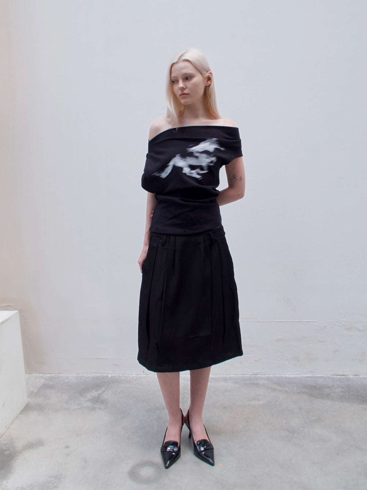 TOP:03 - HORSE TEE - BLACK