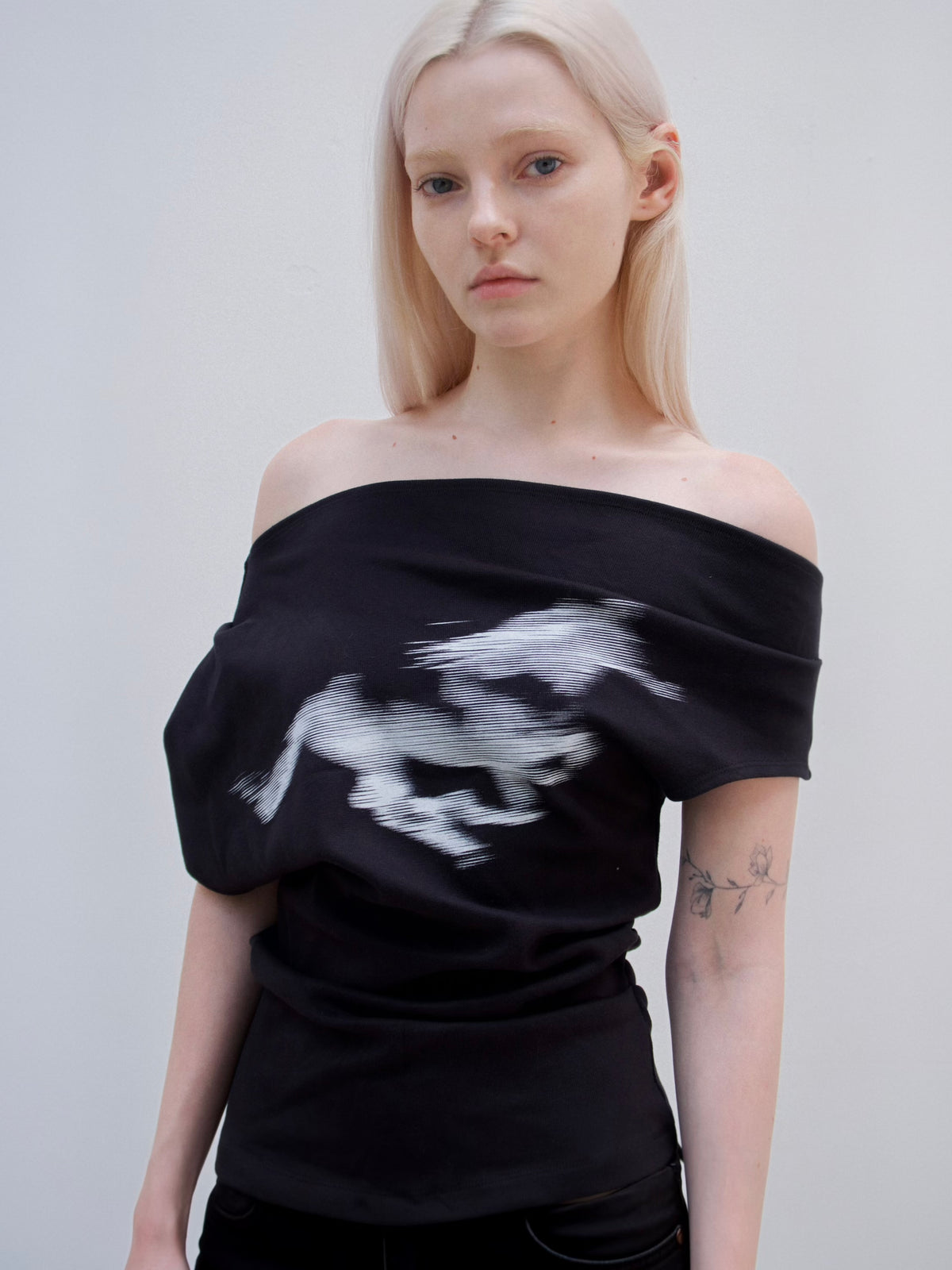 TOP:03 - HORSE TEE - BLACK