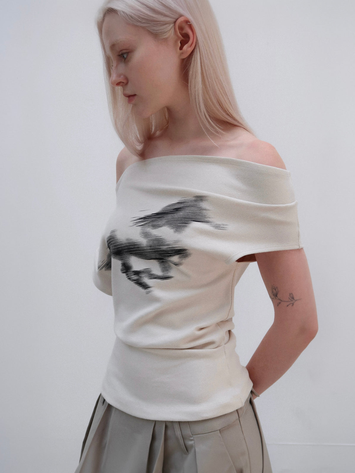 TOP:03 - HORSE TEE - BEIGE