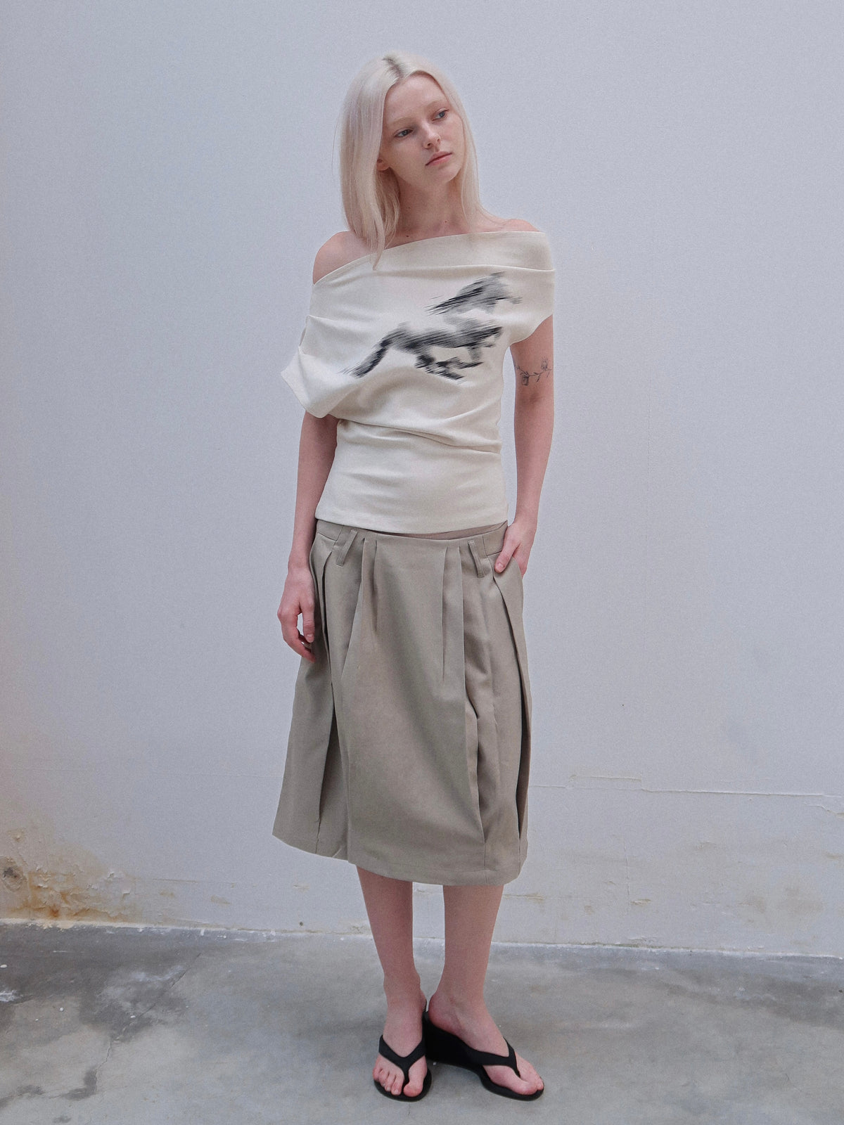 TOP:03 - HORSE TEE - BEIGE
