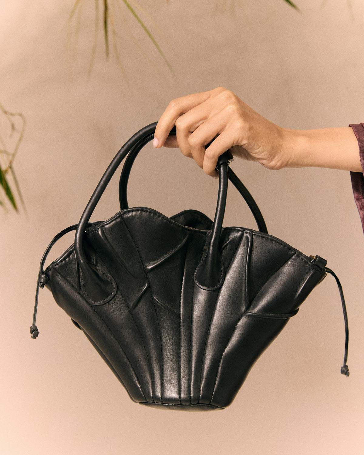 BLACK DRIED LOTUS LEAVES LEATHER BAG - PM