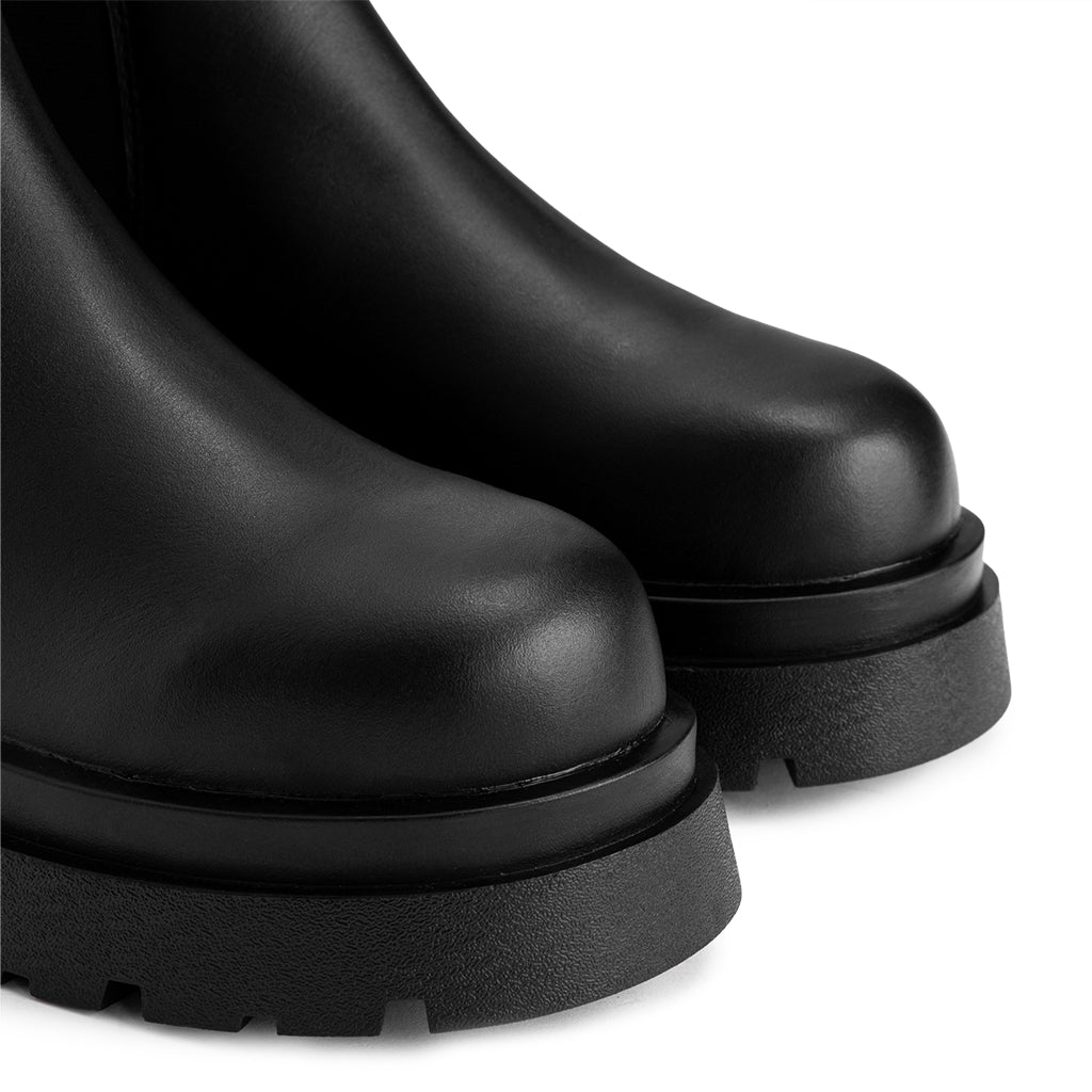 the-chunky-wolf-ss24-black-chelsea-boot thewolf astoud