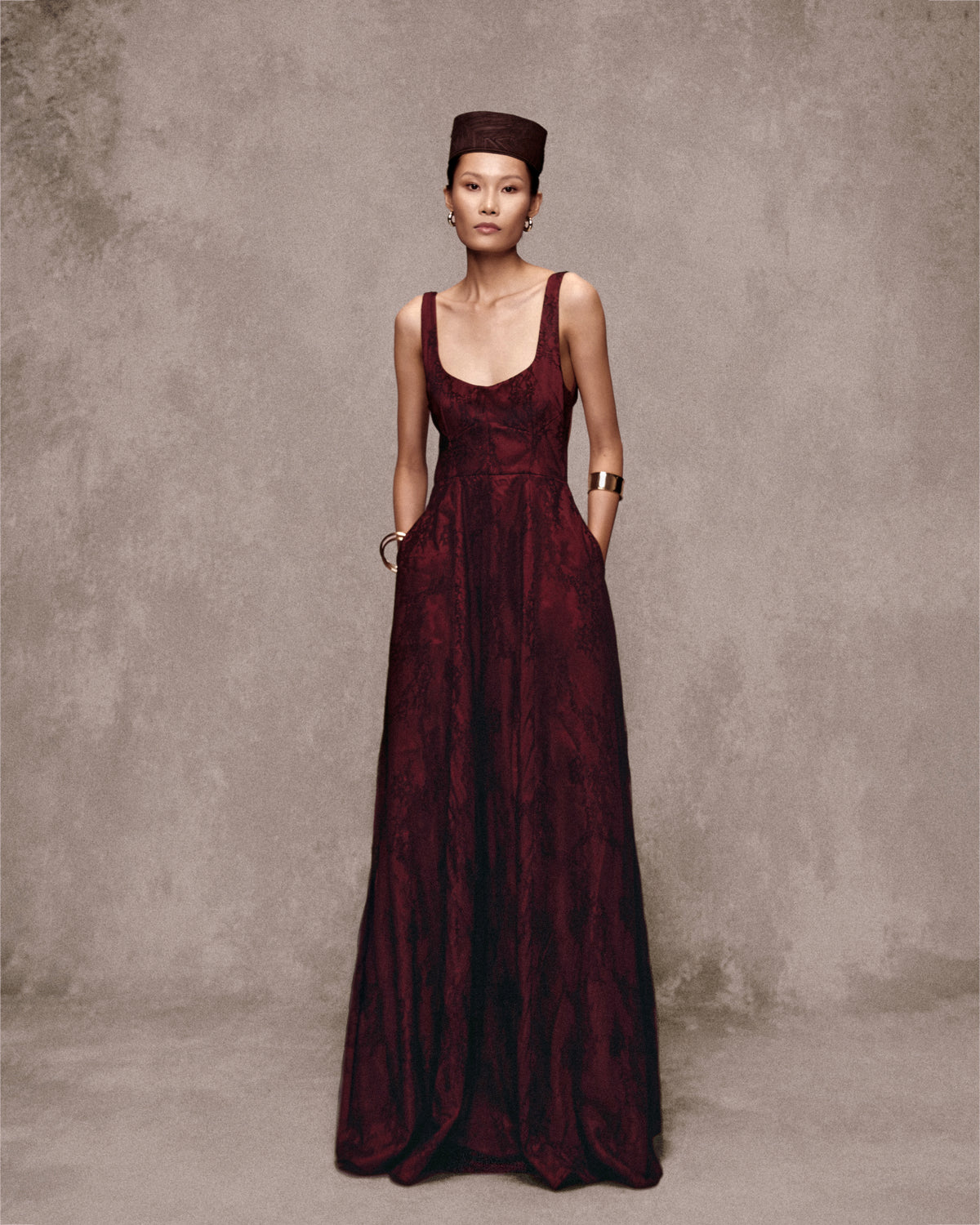 Nhà R?ng Tafta Gown AN HERITAGE ASTOUD