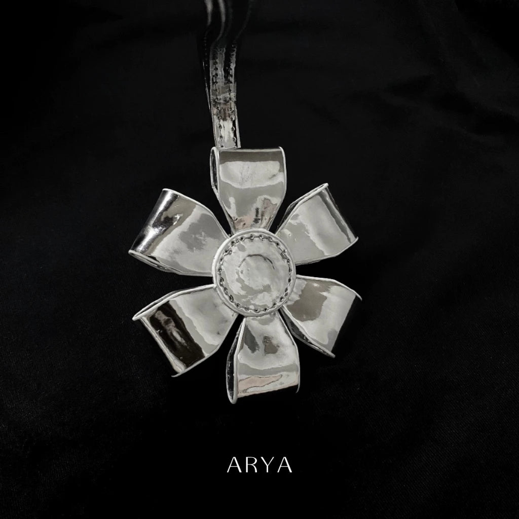 METALIC FLORAL CHARM