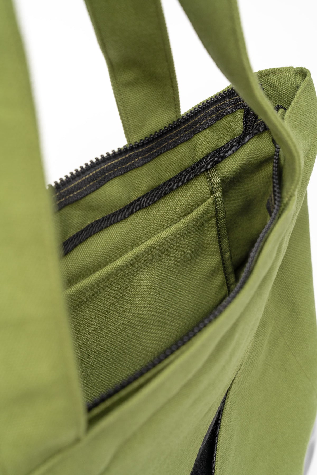 strap-3-tote-caliiste-green jump out astoud