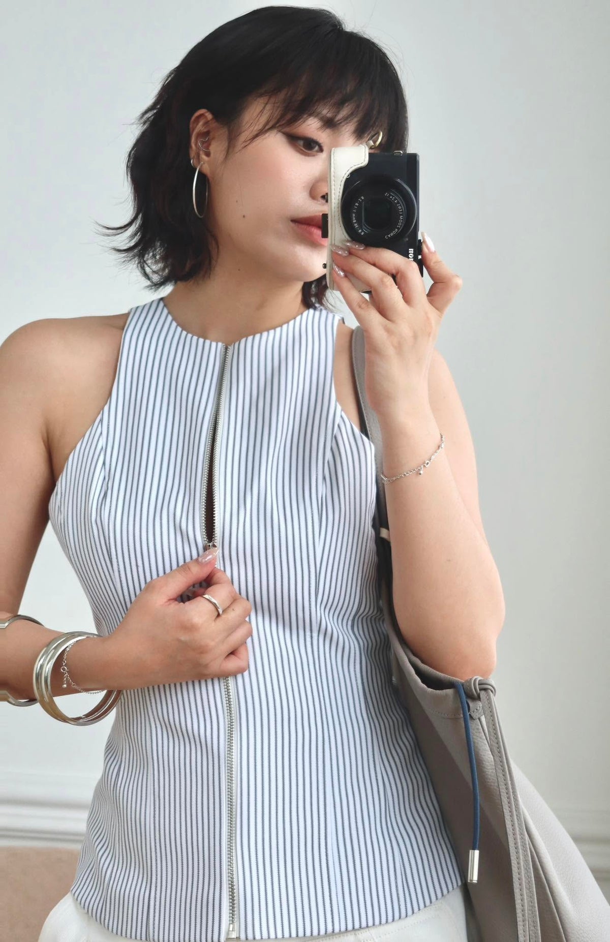 WHITE ZIPPED TOP