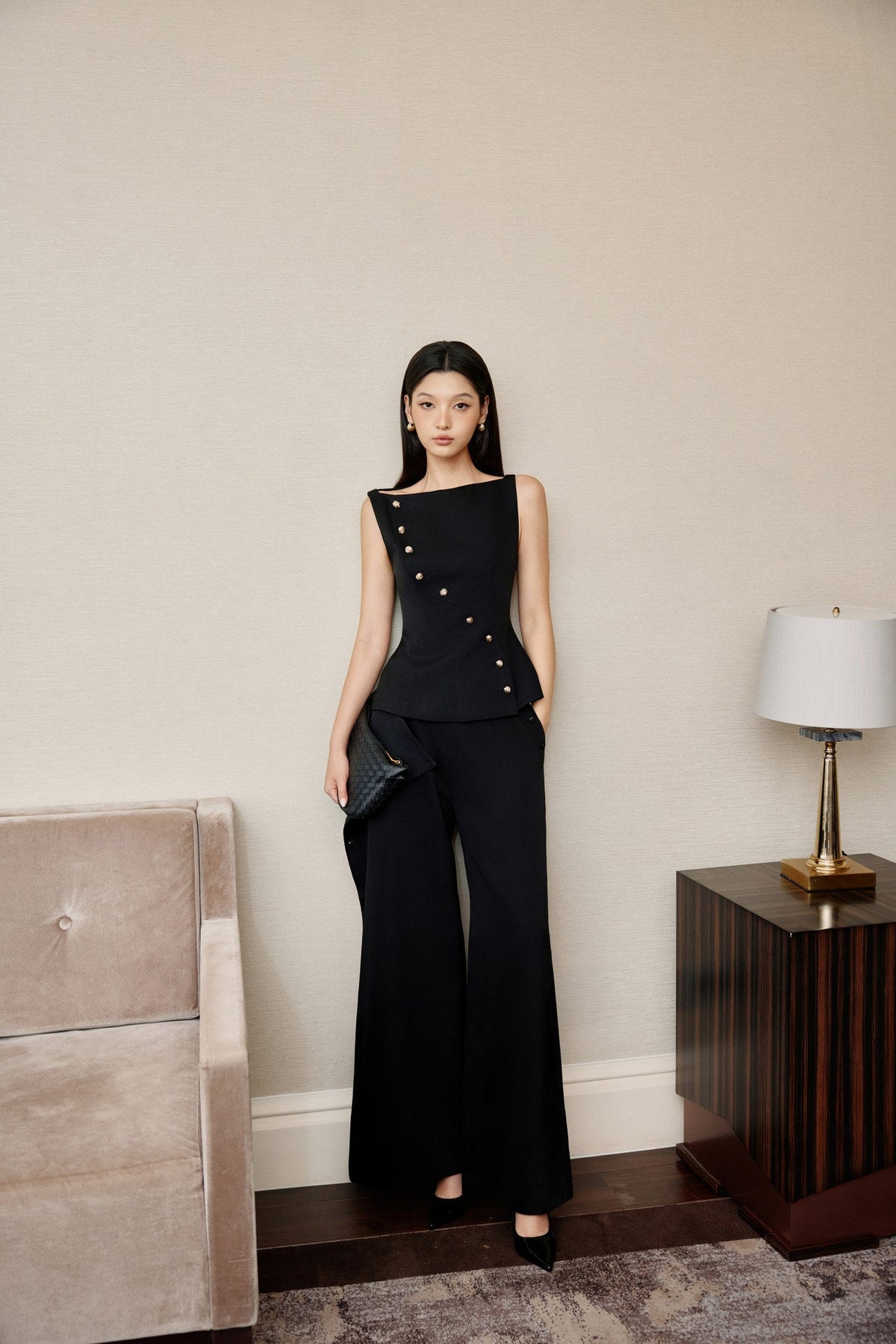 BLACK ECCENTRIC BUTTONS TOP
