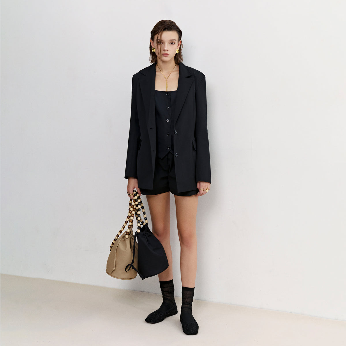 daphne-short-black astoud ain