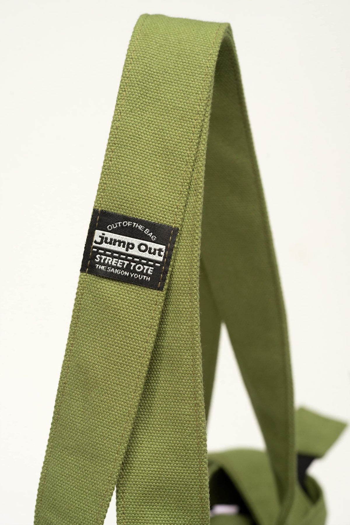 strap-3-tote-caliiste-green jump out astoud