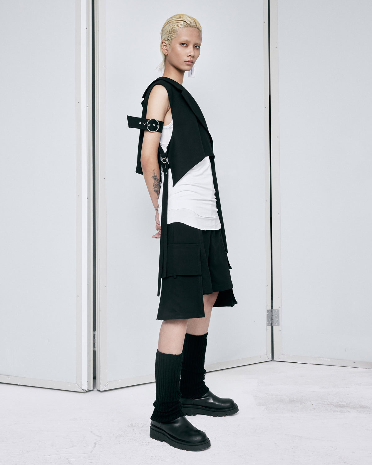 black-khaki-cargo-shorts-FORTYTHREE-ASTOUD